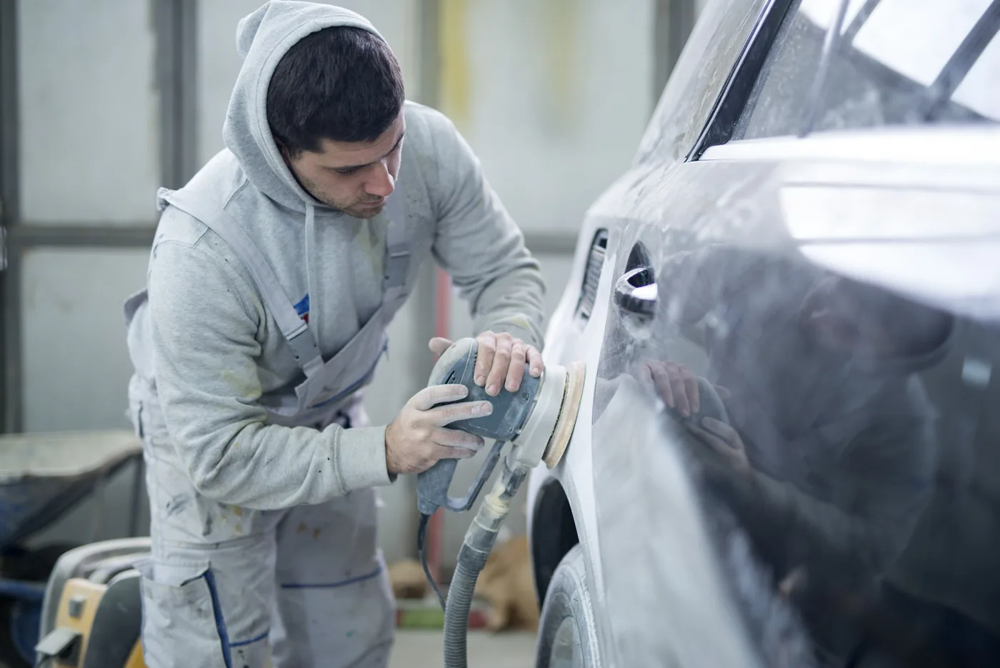 Tecnico GreenCar durante una riparazione di carrozzeria